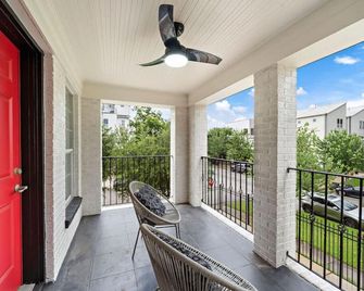 The Queen’s Gambit II - Houston - Balcó