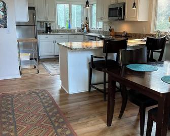 Waterfront! Quiet, Spacious, Serene Retreat Located in a Private Wooded Setting - Fife Lake - Cocina