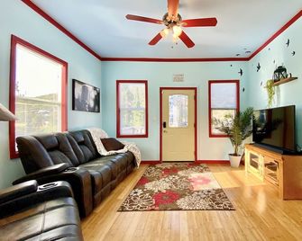 Private Mountain View Retreat Near Downtown Bisbee - Bisbee - Living room