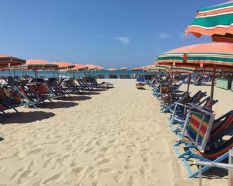 Villa Aurora - Tirrenia - Пляж