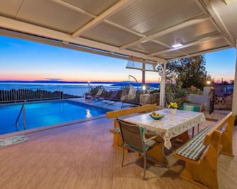 Beautiful home in Jablanac with WiFi - Jablanac - Piscina