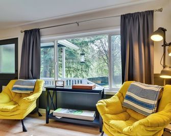 Peaceful and Chic Oasis Fire Pit, Grill, Yard - Longview - Living room