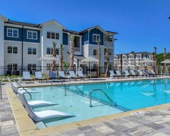 2BR on 1st floor with Pool, Gym, Bikes, Grill, 2 King Beds, and a Sleeper Futon - Yulee - Pool