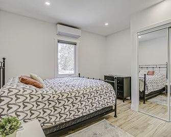 Cozy Upstairs Suite- 2 bedroom Unit with Balcony - Barrie - Bedroom