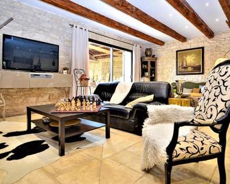 Five Bedroom Gorgeous Home In Tarascon - Tarascon - Pokój dzienny