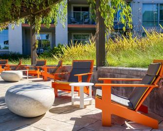 Classic Mountain View 1BR w/ Pool + Gym, near Target + TJ, by Blueground - Mountain View - Patio