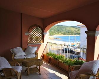 Appartamenti Isola Rossa Borgo Di Mare - Isola Rossa - Balkon