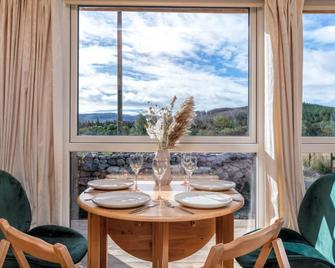 Alba - Charming boutique forest view cabin with hot tub in Ballater - Ballater - Dining room