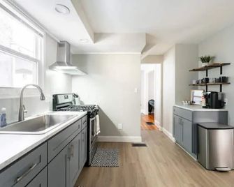 Your Perfect Retreat Awaits: Comfortable Haven in the Heart of Convenience! - Rochester - Kitchen