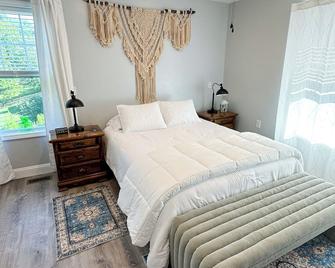 Sparrows Nest Luxurious newly built home overlooking woods and mountains. - Charleston - Bedroom