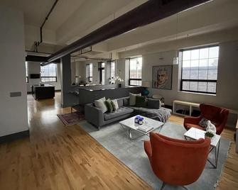Modern Luxury Loft in Downtown Providence w/Private Garden, Fire Pit & BBQ Grill - Providence - Sala de estar