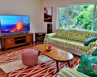 Lush Volcano Retreat- Hot Tub & Lava Water Feature - Pahoa - Pokój dzienny