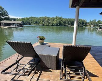 New Sml Lake Retreat-Spectacular Dock, Boat Space, Fire Pit, Outdoor Dining,wifi - Huddleston - Patio