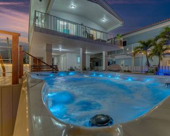 Luxury 4B/3B, Private Canal, Kayaks, 13 ft Hot Tub, 4 H Mini-Golf & Pedal Boat. - Tavernier - Piscina
