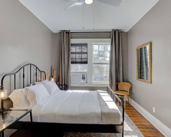 Stylish Vintage Apartment in Midtown Close to All! - ממפיס - חדר שינה