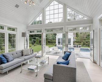 Stunning Hampton Holiday Family Fantasy for Your Team - East Hampton - Living room