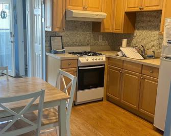Best Location! Ortley Beach 2 Bed Condo Beach Block Sleeps 4 With 2 Beach Badges - Toms River - Kitchen