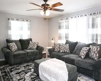 Clean and Cozy 2 BR home blocks away from downtown - North East - Soggiorno