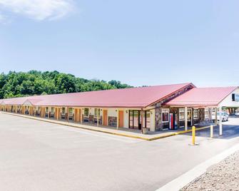 Travelodge by Wyndham Parkersburg - Parkersburg - Gebäude