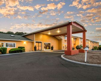 Quality Inn and Suites Albany Corvallis - Albany - Edificio