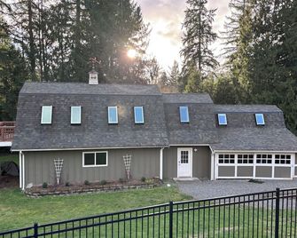 Private Farmhouse Retreat on 2.6 Serene Acres with Private Fitness Studio - Redmond - Будівля