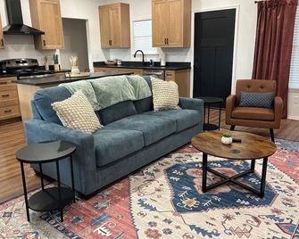 Maggie’s Place - Spacious 3 BD 2 Bath near Palo Duro Canyon and WT - Canyon - Living room
