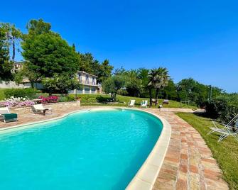 Casa Zefiro 4 by Marche Holiday Villas - Orciano di Pesaro - Pool