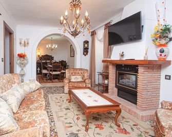 2 bedroom nice apartment in Montefrio - Montefrío - Sala de estar