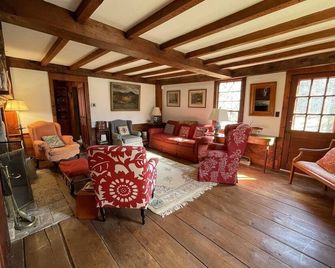 Charming idyllic farmhouse minutes to Great Barrington MA and Salisbury CT - Egremont - Sala de estar
