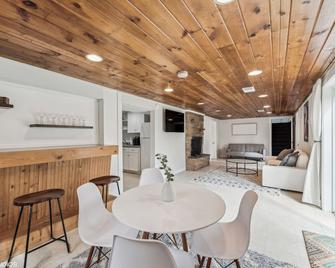 Blocks to Town, Game Room, Firepit, Huge Backyard - New Buffalo - Dining room