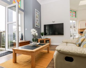 By The Sea - Newquay - Living room