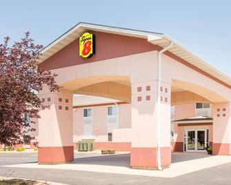 Super 8 by Wyndham Iola KS - Iola - Building