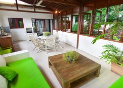 Tiga Lima Homestay Yogyakarta - Yogyakarta - Living room