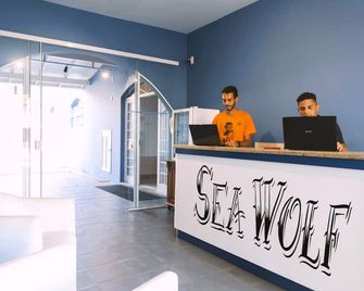 Sea Wolf Hostel - Lagoa da Conceição - Florianopolis - Front desk
