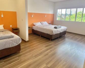 Cozy room in shared house. Easy access location. - Londrina - Camera da letto