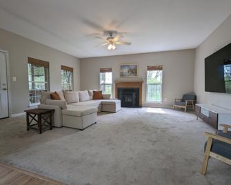 Serene Retreat With Hot Tub - Lovettsville - Living room