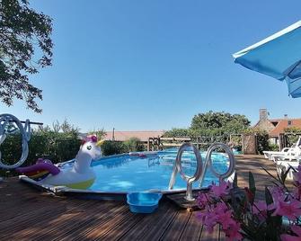 Charming 18c stone Perigordian farm cottage: wifi, pool, gardens, valley view - Hautefort - Piscina