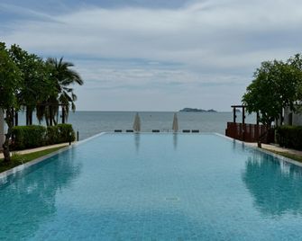 The Oriental Beach Pool Villa and Village - Muang Klaeng - Bazén