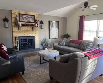 Country home vacation oasis with pool, hot tub, near lake/hiking. - New Hartford - Sala de estar