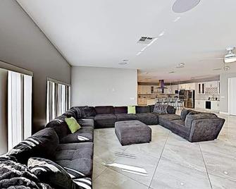Spacious Home with Pool East Lantana - Lantana - Living room