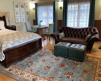 Apartment 4 - Elegant Studio Vacation Rental in Tannersville - Tannersville - Bedroom