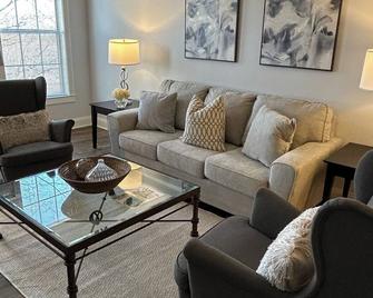 Fabulous One Bedroom/One Bath Fully Furnished Apt in Alpharetta - Alpharetta - Living room