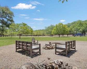Double U Barr Ranch - Cowboy Cabin - Bandera - Patio