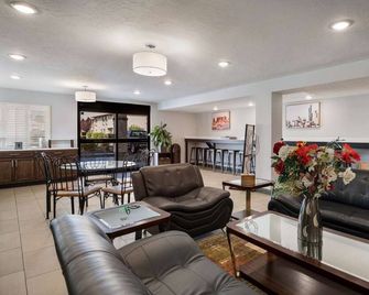 Good Value! Indoor Pool, Pet-friendly Property, Free Parking, Free Breakfast - Ontario - Sala de estar