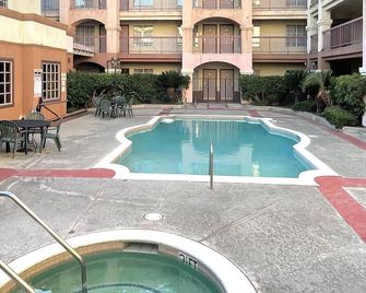 Park Suites Hotel - South El Monte - Piscina