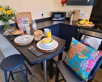 The Shambles by Spires Accommodation A Boho styled place to stay just 3 miles from Birches Valley visitors Centre Cannock Chase - Rugeley - Dining room