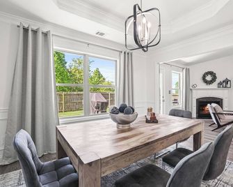 A Luxurious, Newly Renovated Ranch (2012 sqft) - Lawrenceville - Dining room