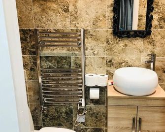 AR-Rahman, 1 bed + 1 Living room apartment - Dartford - Kylpyhuone