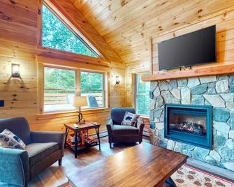Gorgeous dog-friendly cabin with great view, deck, hot tub, & gas fireplace - Kingfield - Wohnzimmer