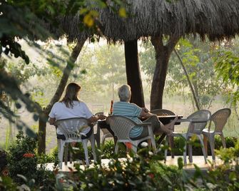Rhino Lodge - Sauraha - Patio